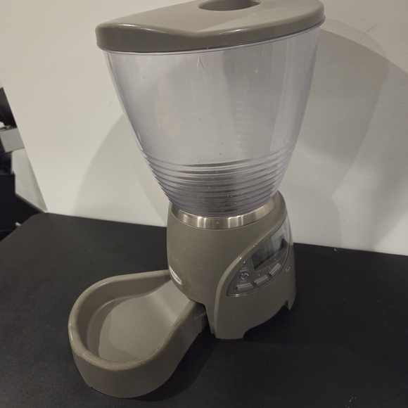 Automatic Pet Feeder in Gray - Picture 4 of 4